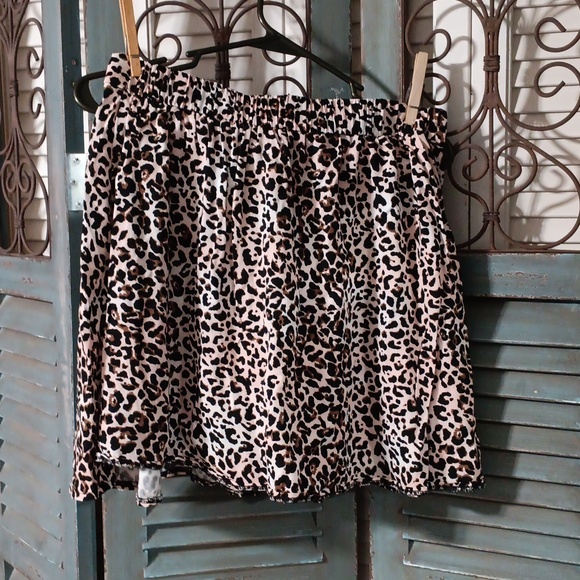 Mini skirt. - Picture 2 of 5